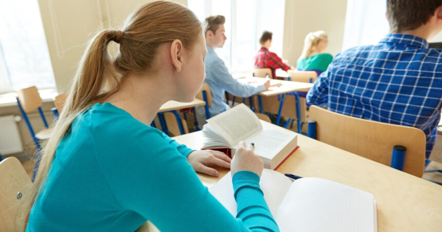 profesor de etica din iasi acuzat de viol agresiunea asupra unei studente a fost surprinsa de camerele de supraveghere 691586cd0dbcd