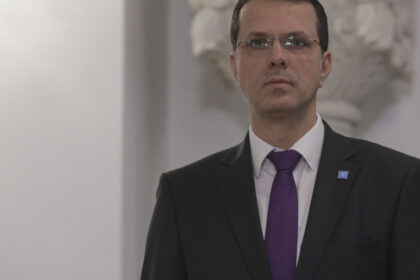 reactii in scandalul diplomei lui ionut mosteanu liderul aur george simion ii cere demisia ce spune guvernul 69285e0becea0