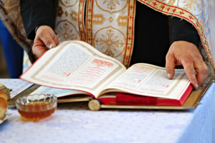 sfanta mucenita ecaterina 2025 preotul explica de ce ziua de 25 noiembrie este marcata cu cruce neagra in calendarul ortodox 692538f84df46