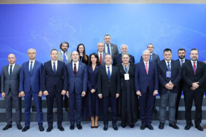 sosoaca s a fotografiat la soci alaturi de medvedev fostul lider rus care a amenintat romania i a laudat discursul brilliant 691993b6f0149