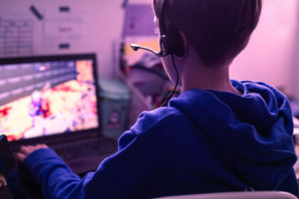 sudiu 69 dintre copiii romani cu varste intre 10 si 14 ani se joaca zilnic online 30 au baut cel putin o data iar 13 au fumat 692b324b65fc3