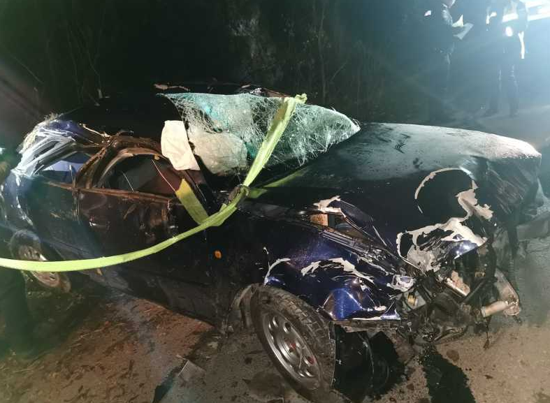 tragedia diminetii un tanar de 20 de ani a murit dupa ce s a rasturnat cu masina in albia unei vai 69196f17391ab