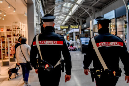 trei romani au fost arestati in italia pentru ca au santajat un italian care incerca sa vanda un hotel 6914a21678782