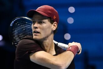 turneul campionilor sinner l a invins pe zverev pentru a treia oara in 17 zile si s a calificat in semifinale la torino 691589a67d6b8