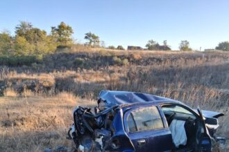 un autoturism s a rasturnat intre nicolae balcescu si mihail kogalniceanu intervin echipajele de salvare 6909dc568a4f4