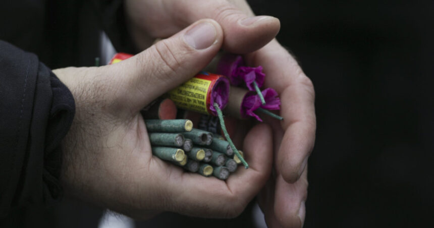 un barbat a fost prins cu trei tone de petarde si artificii politistii l au retinut 69297acf8b405