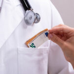 un barbat din bacau a recunoscut ca a mituit un medic sa ii faca analize complete la upu desi nu avea o urgenta de sanatate 691ca3b26734c