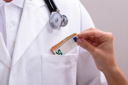 un barbat din bacau a recunoscut ca a mituit un medic sa ii faca analize complete la upu desi nu avea o urgenta de sanatate 691ca3b26734c