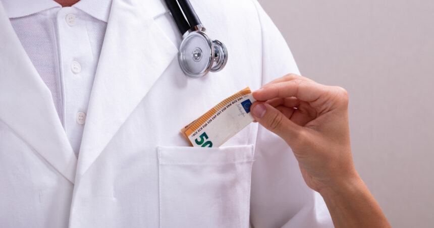 un barbat din bacau a recunoscut ca a mituit un medic sa ii faca analize complete la upu desi nu avea o urgenta de sanatate 691ca3b26734c