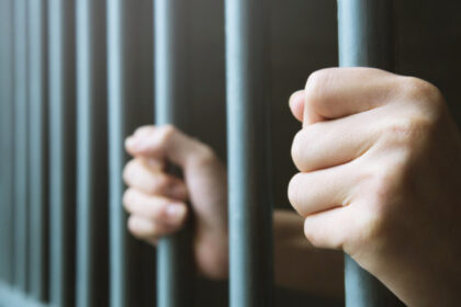 un barbat eliberat din inchisoare unde ispasise o pedeapsa de 3 ani a fost arestat din nou chiar la poarta penitenciarului deva 690a1d1e384c9