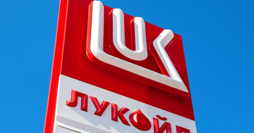 un fond de investitii american prezent si in romania este interesat de activele lukoil reuters 691717b65c0e6