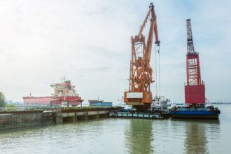 un ponton cu macara k1 este scos la vanzare pentru aproape 37 milioane de euro intr un dosar de executare silita 690980c74d8f9