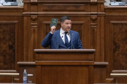 un senator ales pe listele sos este acuzat ca a furat un rucsac in care erau 1 500 de lei si o tableta 69176be1dcb74