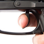 un tanar din botosani s a laudat cu un pistol pe retelele sociale ce au gasit politistii la perchezitie 690896ea0af2f