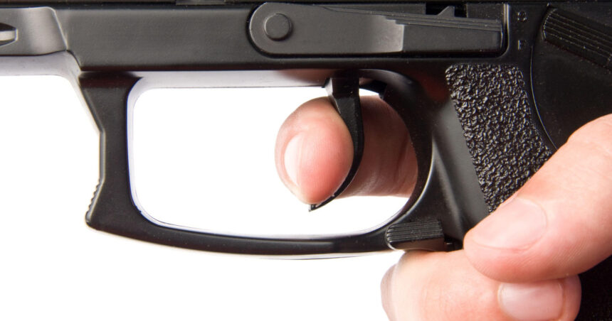 un tanar din botosani s a laudat cu un pistol pe retelele sociale ce au gasit politistii la perchezitie 690896ea0af2f