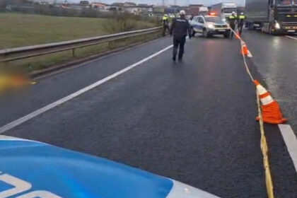 video accident grav pe dn6 o femeie pieton a murit dupa ce ar fi fost tarata 500 de metri unul dintre soferi ar fi fugit de la fata locului 6920164434ca0