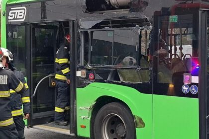 video accident intre un autobuz si un tramvai in bucuresti opt persoane sunt ranite circulatia liniei 41 este blocata 6909cc52498c0