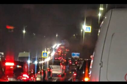 video atentie soferi trafic blocat in lazu pe dn39 se circula bara la bara 692b1f33214f8