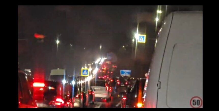video atentie soferi trafic blocat in lazu pe dn39 se circula bara la bara 692b1f33214f8