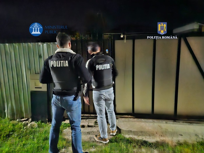 video barbat din valu lui traian suspectat ca impusca pisici cu munitie artizanala facuta din cuie ce au gasit politistii in curtea individului 6912d765ecfec