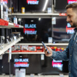 Black Friday cu resurse limitate: Cât investesc românii în acest an în oferte? Comercianții spun că atmosfera este plină de anticipație 5 video black friday cu buzunarele goale ce buget aloca romanii in acest an pentru oferte vanzator exista o oarecare emotie in piata 690594fe67cec