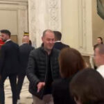video cancelaria premierului a facut o comisie pentru cercetarea disciplinara a ofiterului de presa care a impins jurnalisti in parlament 6928a7e3917be