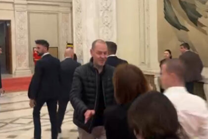 video cancelaria premierului a facut o comisie pentru cercetarea disciplinara a ofiterului de presa care a impins jurnalisti in parlament 6928a7e3917be