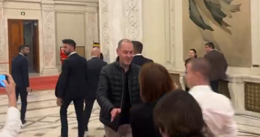 video cancelaria premierului a facut o comisie pentru cercetarea disciplinara a ofiterului de presa care a impins jurnalisti in parlament 6928a7e3917be