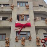 video ce spune organizatorul targului de craciun din piata ovidiu despre ursii de plus spanzurati pe fatada unei cladiri 692995e4c5fb2