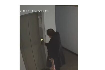 video cosmar in scara blocului o femeie in varsta atacata si jefuita de doi adolescenti 691789e12d674