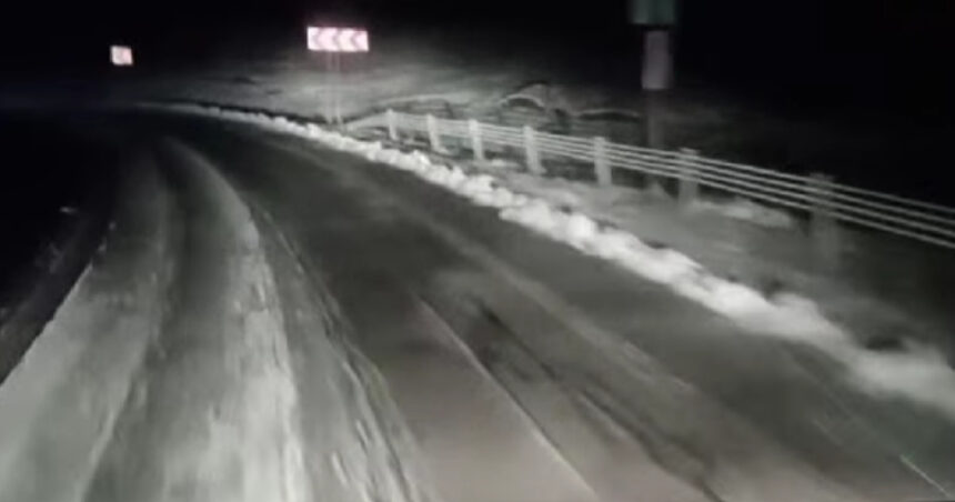 video drumarii intervin in zonele montane pentru curatarea soselelor la altitudini mari ninge 691d76abdbcc8