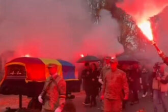 video emeric ienei a fost condus pe ultimul drum cu onoruri militare la oradea o bucata din gazonul de pe ghencea asezata in mormant 6911f7f980a55