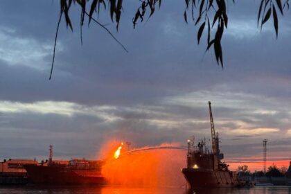 video evacuati din cauza navei in flacari locuitorii din ceatalchioi se pot intoarce acasa 691c2700963a1