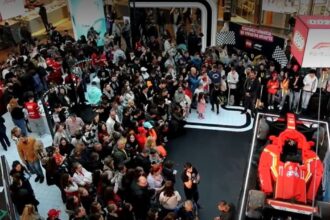 video exclusiv mii de fani formula 1 au venit la mall ca sa vada masina ferrari de jucarie condusa de lewis hamilton 691213bc04644