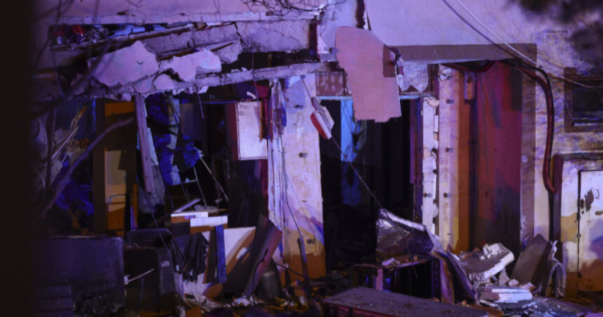 video explozia dintr un bloc din buftea criminalistii si pompierii strang dovezi zona ramane inchisa pana la finalizarea anchetei 6926d0cec8b7d