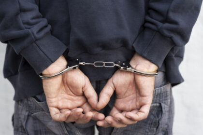 video fata de 14 ani agresata sexual in curtea unei biserici din sectorul 3 suspectul a muscat un politist in momentul retinerii 6911df917e180