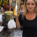 video fosta membra sos retinuta impreuna cu sotul ei dupa ce ar fi agresat doi vecini in varsta apoi le ar fi confiscat telefoanele 690881ed09d75