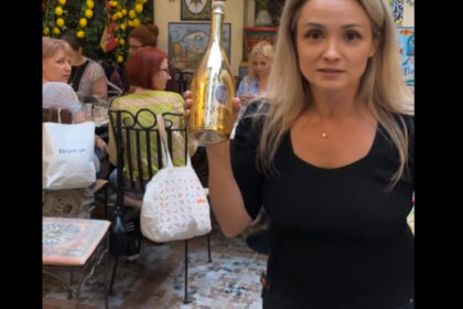 video fosta membra sos retinuta impreuna cu sotul ei dupa ce ar fi agresat doi vecini in varsta apoi le ar fi confiscat telefoanele 690881ed09d75