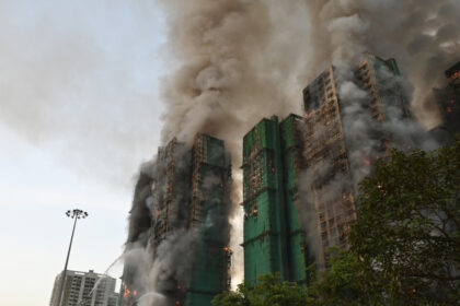 video incendiu urias in hong kong 4 morti si mai multi oameni blocati intr un complex de blocuri cu schele de bambus pentru reabilitare 6926df026bbf1