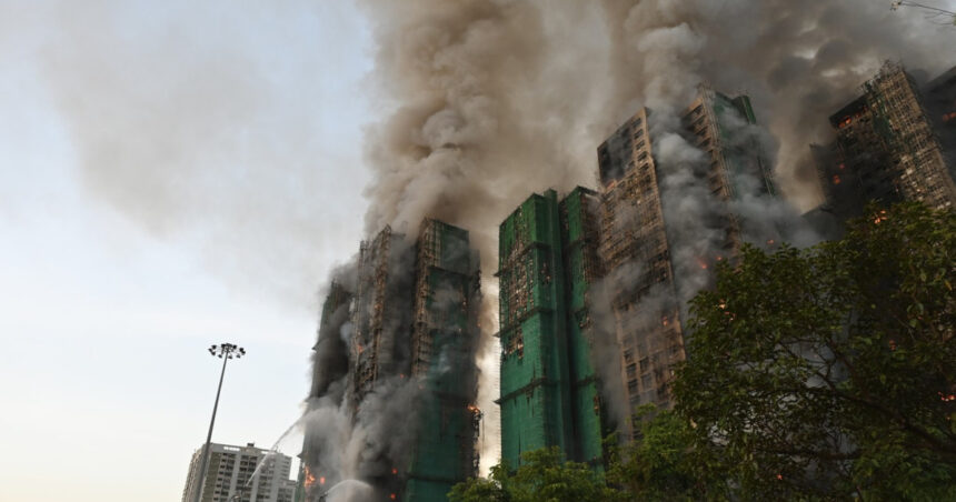 video incendiu urias in hong kong 4 morti si mai multi oameni blocati intr un complex de blocuri cu schele de bambus pentru reabilitare 6926df026bbf1