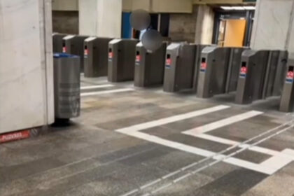 video incident violent la metrou un paznic a fost lovit cu pumnul de un calator politia s a autosesizat dupa ce imaginile au ajuns online 690a0b92ec53f