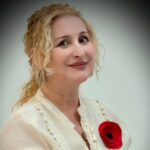 video lansarea volumului clepsidra cu maci a captivat iubitorii de cultura poezie si muzica mezzosoprana si poeta gabriela dobre a creat un eveniment de neuitat la muzeul de arta 6924c694b9f9c