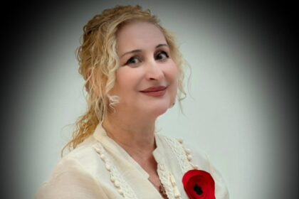 video lansarea volumului clepsidra cu maci a captivat iubitorii de cultura poezie si muzica mezzosoprana si poeta gabriela dobre a creat un eveniment de neuitat la muzeul de arta 6924c694b9f9c