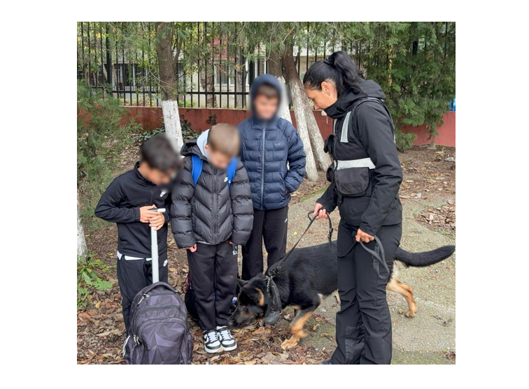 video lectie de siguranta in scolile din constanta politistii jandarmii si sky prietenul patruped alaturi de elevi 69161194eb8fa