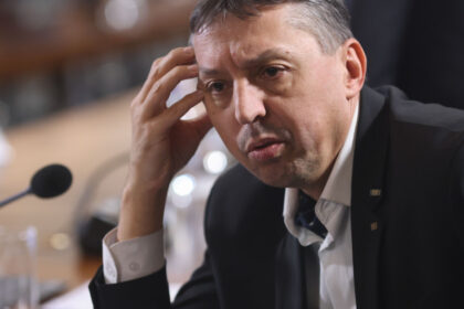 video lipsa de educatie la ministerul educatiei trei greseli intr o propozitie dintr un document oficial reactia ministrului daniel david 6920718de555d