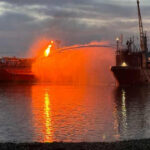 video locuitorii evacuati din ceatalchioi si plauru se pot intoarce acasa dupa ce incendiul de pe nava cu gpl a fost stins 691c72b32805b