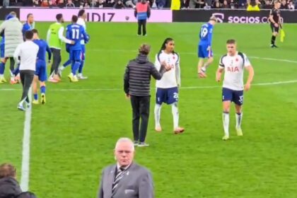 video managerul lui tottenham ignorat complet de jucatorii sai cum a reactionat thomas frank 6907092aa3b30