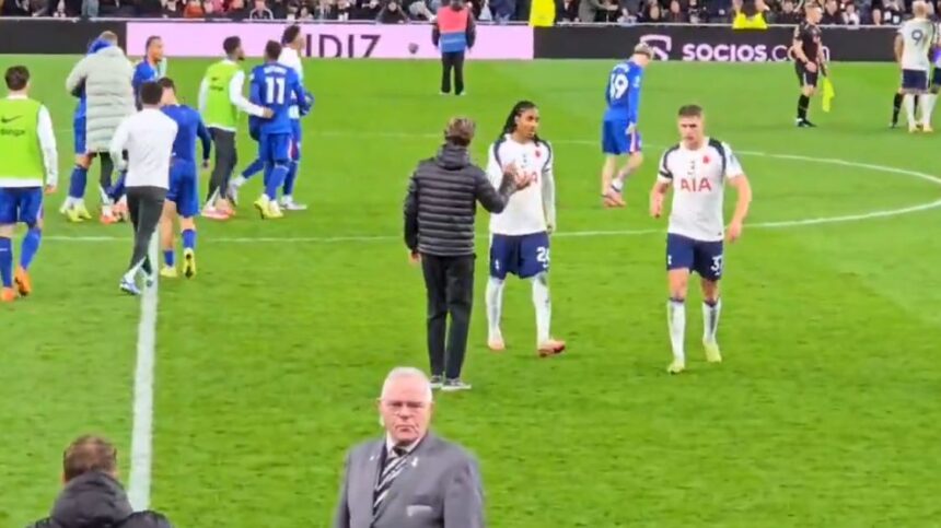 video managerul lui tottenham ignorat complet de jucatorii sai cum a reactionat thomas frank 6907092aa3b30