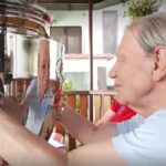 video momentul emotionat in care emerich ienei a sarutat cupa campionilor europeni dupa 35 de ani cuvintele marcante ale legendarului antrenor 690b2ee267560