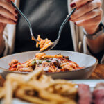 video ne uitam de 10 ori la meniu pana comandam romanii au rarit iesirile la restaurant din cauza scumpirilor 692bd1c713fbd